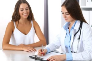 woman conferring with doctor about Crossroads addiction treatment therapy