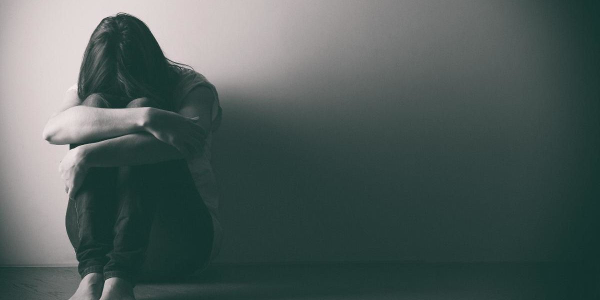 women isolated and identifying the signs of cocaine addiction