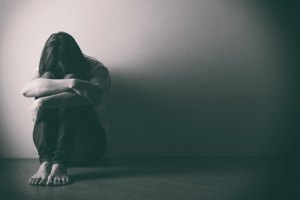 The Signs of Cocaine Addiction to Look Out For women isolated and identifying the signs of cocaine addiction